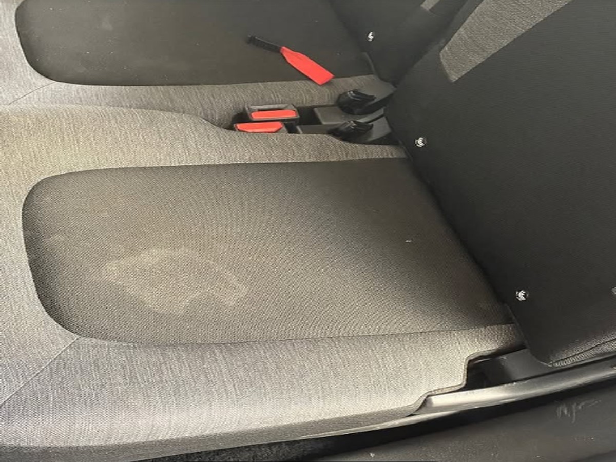 Avant nettoyage banquette arri&egrave;re